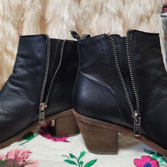 LN.  Frye Boots.  Size 8.  (576) - Picture 11 of 12